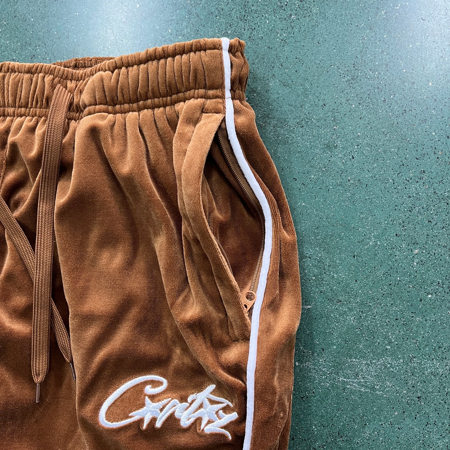 Corteiz VVS Velour Bottoms Brown