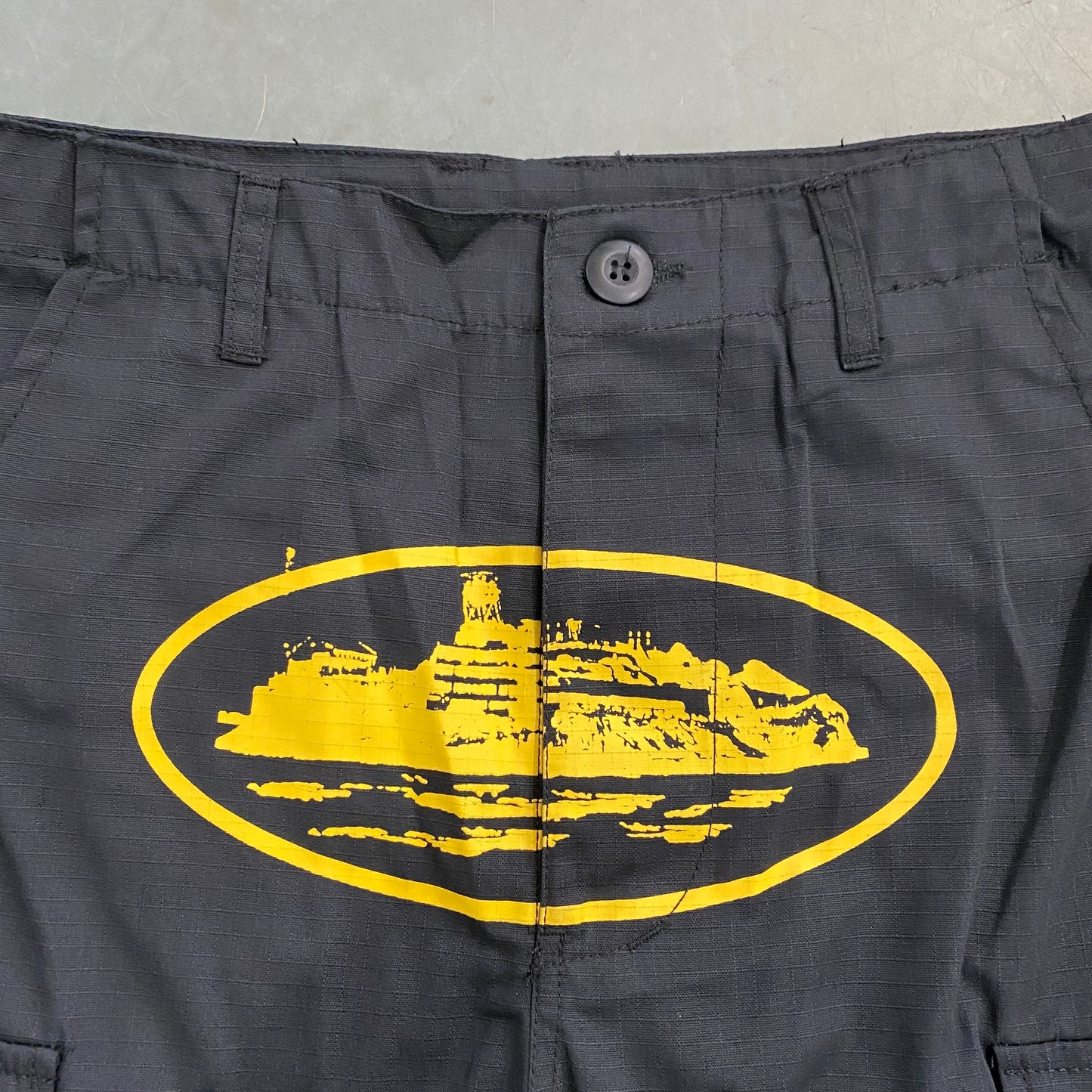 Corteiz Guerillaz 21' Cargo Shorts Black Yellow