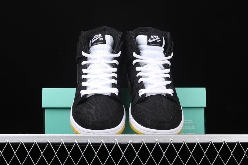 Nike SB Dunk High Skunk